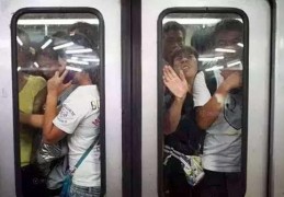 形容地铁拥挤的句子,形容地铁拥挤的幽默句子？
