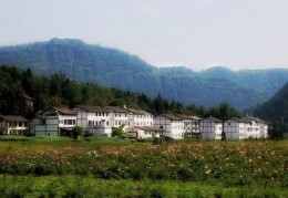 [白衣古镇附近露营]四川巴中最“悠久”的古镇，距今2000余年历史，吸引游人前往度假｜白衣古镇｜古镇｜巴中